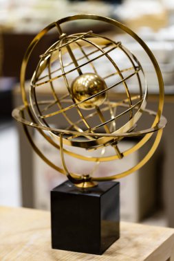 Yuvarlak altın tel makro fotoğraf topu. Açılış şenliği için altın vazo, iç dekorasyon küreleri, tatil. Güzel soyut arkaplan. 