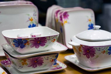 Masadaki lüks beyaz seramik plakalar arka plan seçici odak ve alanın sığ derinliğidir