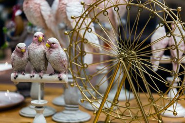 Papağan heykeliyle dekore edilmiş modern iç mekan. Seçici odak