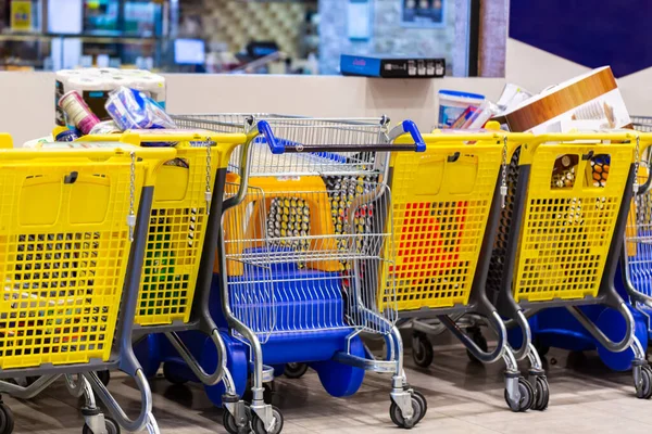 Monte Carrinhos Compras Carrinhos Compras Supermercado Amarelos Uma Fileira Com — Fotografia de Stock