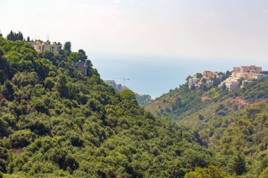 Güneşli bir günde dağın tepesinden manzara