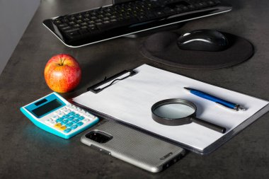 İş bürosu masası. Muhasebecinin masası hesaplı maaş üzerinde çalışıyor. İş idaresi masa konsepti.