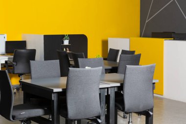 İş yeri. İş ofisi. Moda ve modern ofis içi. Finansal danışmanlık hizmetleri kavramı.