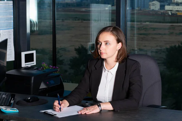 Bela Morena Mulher Trabalhando Computador Enquanto Sentado Mesa Escritório — Fotografia de Stock