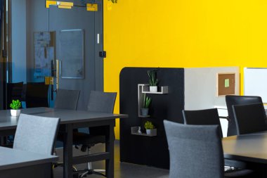 İş yeri. İş ofisi. Moda ve modern ofis içi. Finansal danışmanlık hizmetleri kavramı.