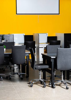 İş yeri. İş ofisi. Moda ve modern ofis içi. Finansal danışmanlık hizmetleri kavramı.