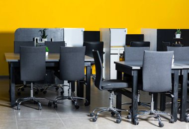 İş yeri. İş ofisi. Moda ve modern ofis içi. Finansal danışmanlık hizmetleri kavramı.