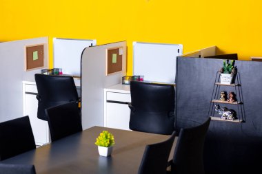 İş yeri. İş ofisi. Moda ve modern ofis içi. Finansal danışmanlık hizmetleri kavramı.