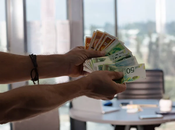 Adam İsrail 'i elinde tutuyor. Finansal tema. Yatay görünüm.