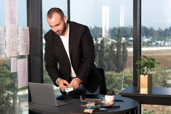 Zelfverzekerde Zakenman Pak Met Een Hoop Geld Handen Ils Shekels — Stockfoto