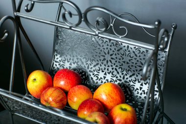 Sepette güzel kırmızı elmalar. Yemek Geçmişi. Sağlıklı beslenme. Yahudi bayramı Rosh Hashana elmalı yaratıcı geçmiş.