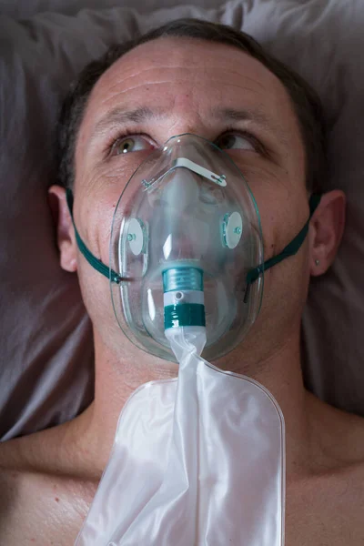 Φωτογραφία Του Τρελού Φίλου Μάσκα Οξυγόνου Κάνει Αστείο Πρόσωπο Σταυρώνει — Φωτογραφία Αρχείου