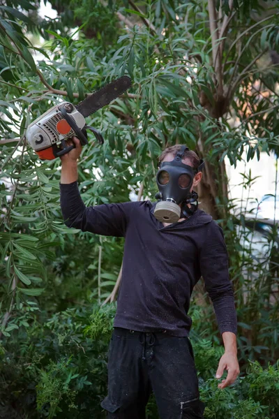 Uomo Con Motosega Con Una Maschera Antigas Lavoro Pericoloso Potente — Foto Stock