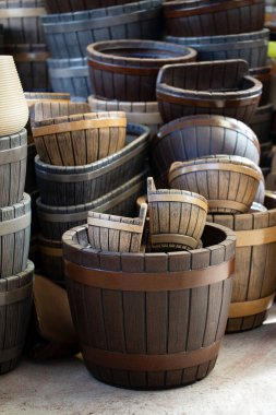 Bir bahçe mağazasında birçok renkli tencere var. Dekoratif plastik saksılar. Plastik geri dönüşümü. Bahçe işleri için plastik çatal bıçak üretimi