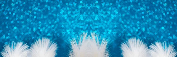 美しい抽象的なカラフルな羽と柔らかい白い羽のテクスチャの選択的な焦点 ポストカード ポスターデザイン バナー コピースペース クローズアップのためのアイデア — ストック写真