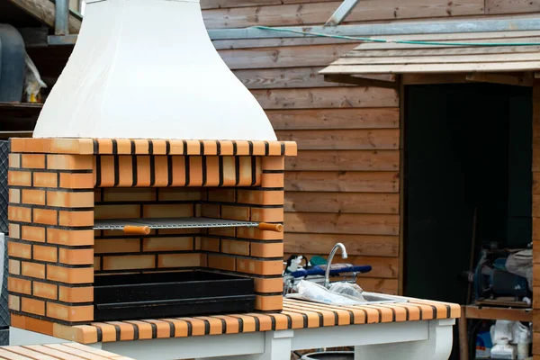 Mangal yemeği için şömineyi açın. BBQ Grill 'in dışında. Summer Kitchen 'ı aç. Arka bahçedeki tuğlalardan yapılmış ızgara.