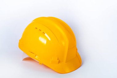 Sarı güvenlik kaskı beyaz arka planda izole edilmiş. Endüstriyel işçiler ya da inşaat alanı güvenlik ekipmanları konsepti. Plastik güvenlik kaskı, başlık, yan görüş.
