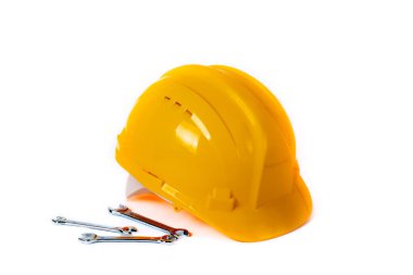 Sarı güvenlik kaskı ve beyaz arka planda izole edilmiş metal anahtarlar. Endüstriyel işçiler ya da inşaat alanı güvenlik ekipmanları konsepti. Plastik güvenlik kaskı, sert şapka, metal anahtar..