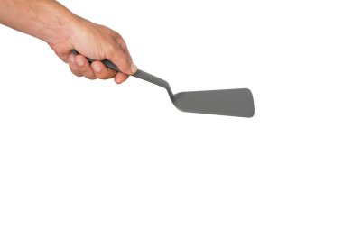 Kızartma için spatula tutan bir adamın eli, mutfak aletleri. Beyaz arka planda iyi izole edilmiş. Kopya, metin ya da sözcükleriniz için boş..