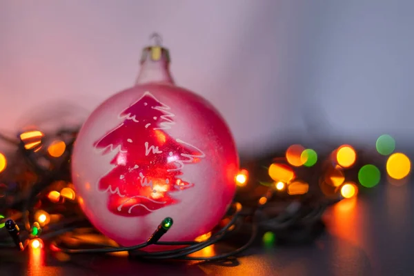 Weihnachtsspielzeug Auf Einer Girlande Aus Glühbirnen — Stockfoto