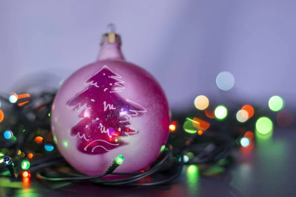 Weihnachtsspielzeug Auf Einer Girlande Aus Glühbirnen — Stockfoto