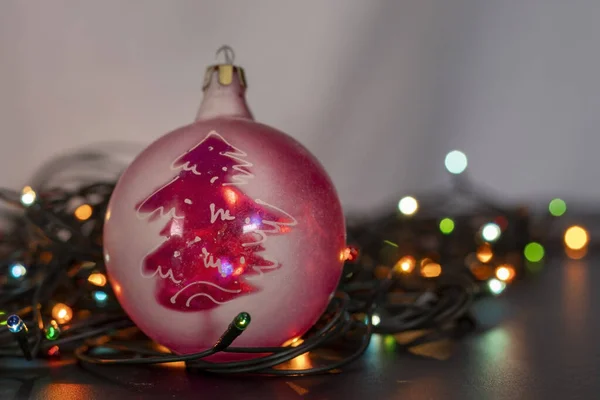 Weihnachtsspielzeug Auf Einer Girlande Aus Glühbirnen — Stockfoto