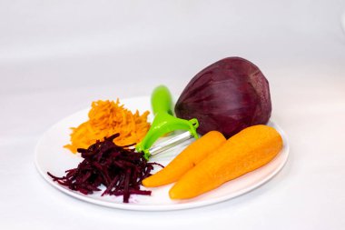 Pancar ve havuç tabakta rendelenmiş..