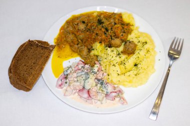 Köfteli patates püresi ve tabakta salata..