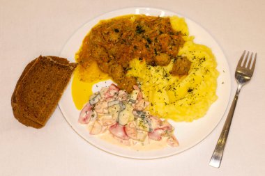 Köfteli patates püresi ve tabakta salata..