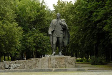 Ünlü Belarus şair Yanka Kupala anıt