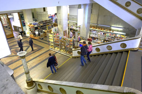 Minsk, Bielorrusia - 30 de junio de 2018: Personas en las escaleras en la entrada de los grandes almacenes GUM Minsk, Bielorrusia — Foto de Stock