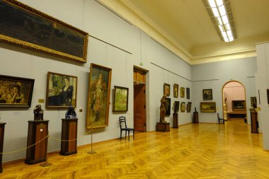 Minsk, Beyaz Rusya - 01 Temmuz 2018: Kalıcı sergi içinde Ulusal Sanat Müzesi Minsk, Beyaz Rusya, Rus sanat topluluğu