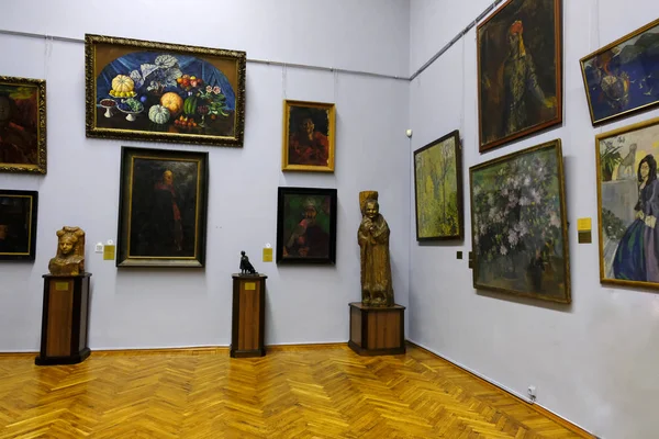 Μινσκ, Λευκορωσία - 01 Ιουλίου 2018: Μόνιμη έκθεση στο Μουσείο Σύγχρονης Τέχνης στο Μινσκ, Λευκορωσία, συλλογή της ρωσικής τέχνης — Φωτογραφία Αρχείου