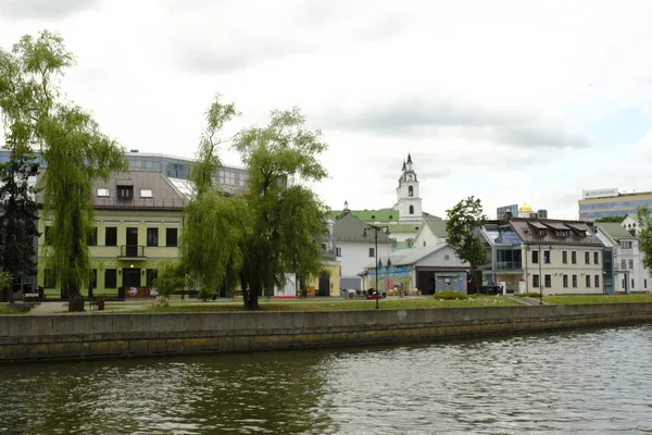 Vue du centre historique de Minsk avec rivière Svisloch. Bélarus . — Photo