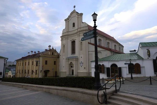 Minsk, Bielorrusia - 29 de junio de 2018: Centro histórico de Minsk. Hotel Manastyrski y antiguo monasterio Basiliano — Foto de Stock