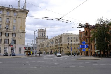 Minsk, Beyaz Rusya - 30 Haziran 2018: Sokak görünümü Belarus Minsk şehir merkezinin. Cadde görünümü. Şehir Merkezi
