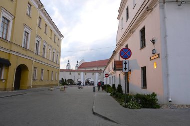 Minsk, Beyaz Rusya - 29 Haziran 2018: Minsk Medveščak, tarihi şehir merkezi. Minsk şehrin eski kesiminde oturan insanlar