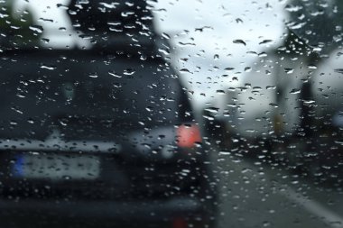 Yağmurda sürüş. Ön cam üzerinde yağmur damlaları