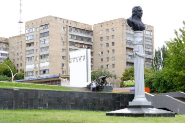 Lugansk, Ukrayna - 24 Temmuz 2018: Anıt, Carl Gascoigne. Giriş için Lugansk Yerel Tarih Müzesi 