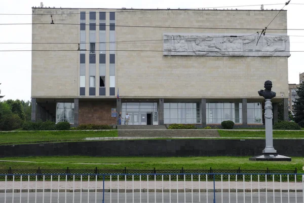 Lugansk Ukraine July 2018 Monument Carl Gascoigne Entrance Lugansk Museum — Stock Photo, Image