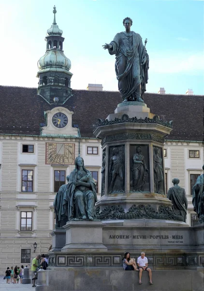Monumento al Káiser Franz. Palacio de Habsburgo, Viena, Austria. Escultor italiano Pompeo Marchesi — Foto de Stock