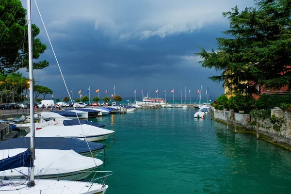 Sermione, Italy - August 09, 2018: Berth at Lake Garda in the Italian town of Sirmione — Stock Photo, Image