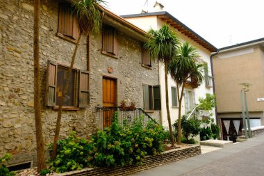 Sermione, İtalya - 09 Ağustos 2018: Sermione renkli sokaklarında. Garda Gölü, İtalya için İtalyan şehir