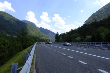 Bir otoyol İtalya, dolambaçlı dağ rota Alpleri'nde, İtalya