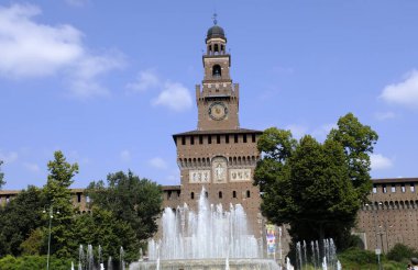 Milan, İtalya - 10 Ağustos 2018: Ana girişine Sforza Kalesi - Castello Sforzesco'ya ve Çeşme önünde, Milan, İtalya