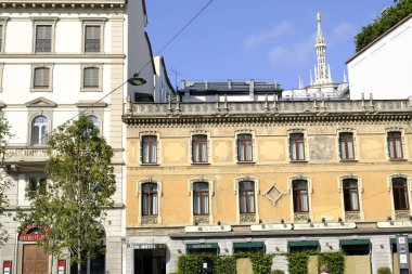 Milan, İtalya - 10 Ağustos 2018: Tarihi konut bina Milan İtalya