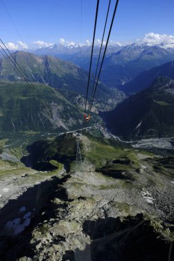 Mont Blanc Skyway Monte Bianco teleferik Courmayeur ve Aosta Vadisi üzerinden görüntüleyin. İtalya.