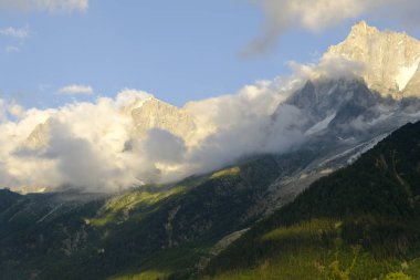 Bulutlar ve valley günbatımı, Mont Blanc, Fransa adlı altında alp manzara.
