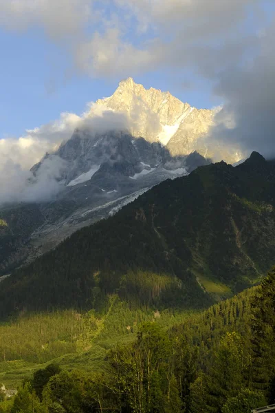 Alpská krajina pod mraky a údolí při západu slunce, Mont Blanc, Francie. — Stock fotografie