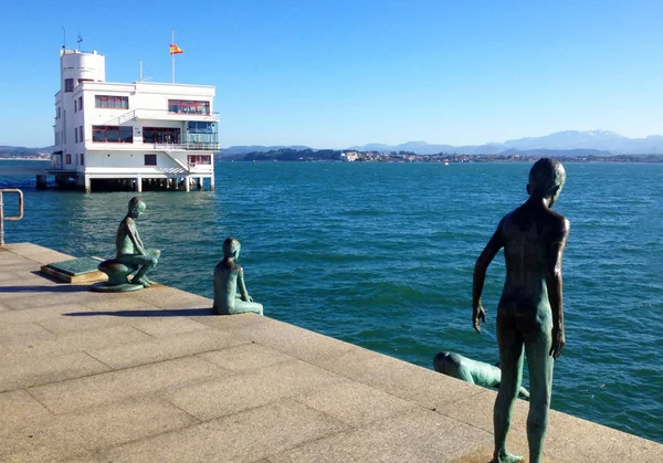 Veduta di una statua tu Los Raqueros sul lungomare di Santander, Spagna — Foto Stock